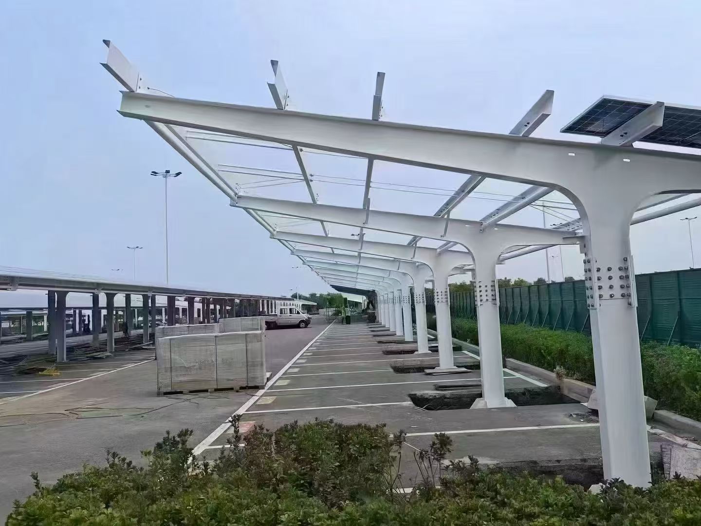张拉膜光伏车棚