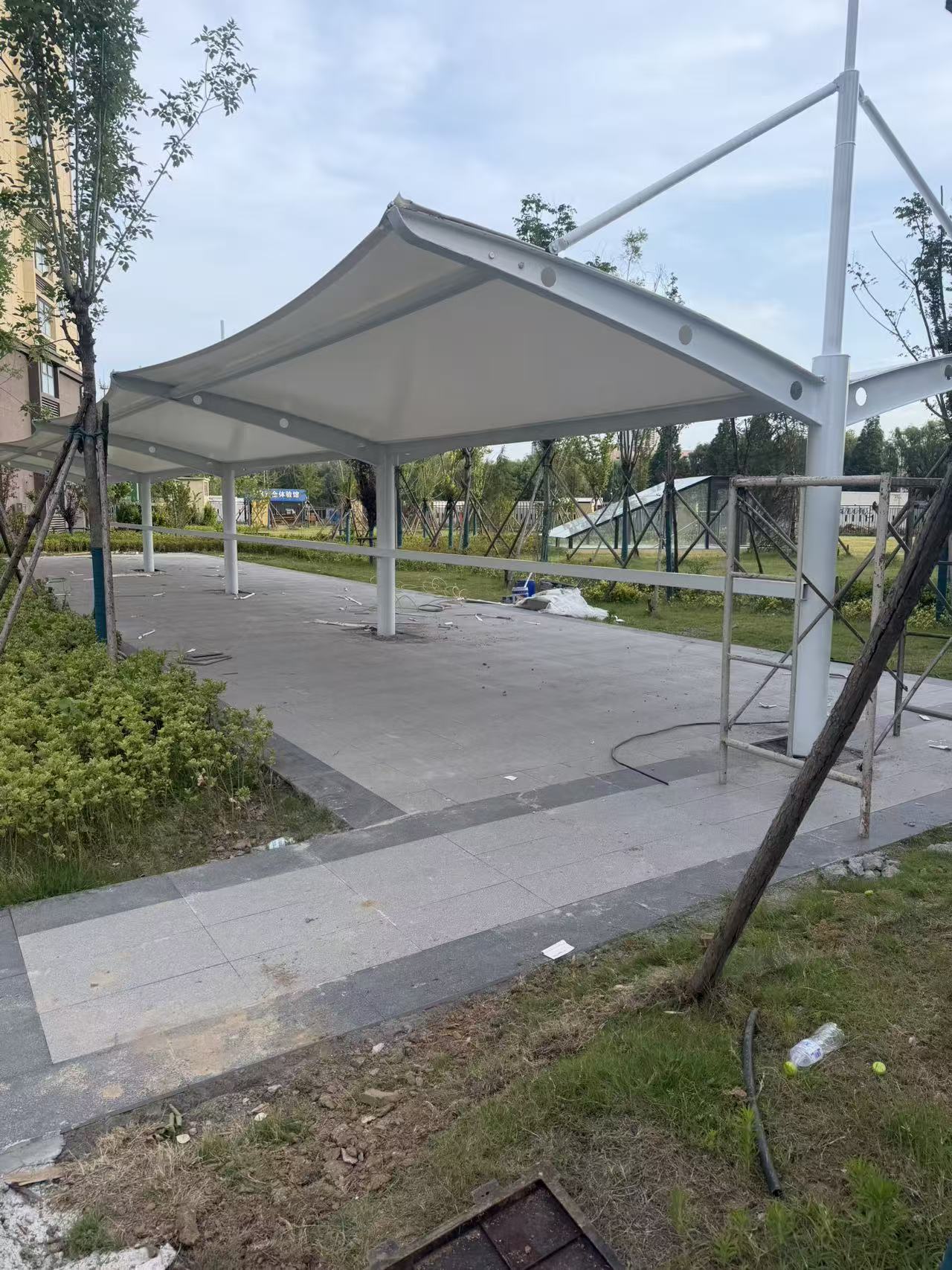 张拉膜电动车棚